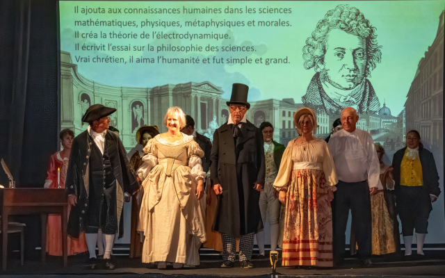 Applaudissements pour le spectacle "La famille du grand Ampère"